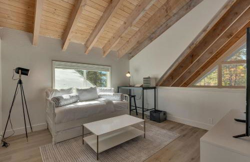 Moon Dune Chalet by Tahoe Getaways - Remodeled 3 BR Cabin plus Loft w Fenced Yard & Walk to Beach or Dining - Foto 9