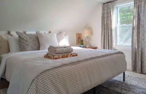 Charming Family Home Sleeps 8 near DC, Historic Old Town VA, & National Harbor - Foto 6