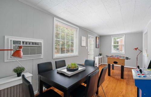 Charming Townhouse Retreat by CozySuites - Foto 26