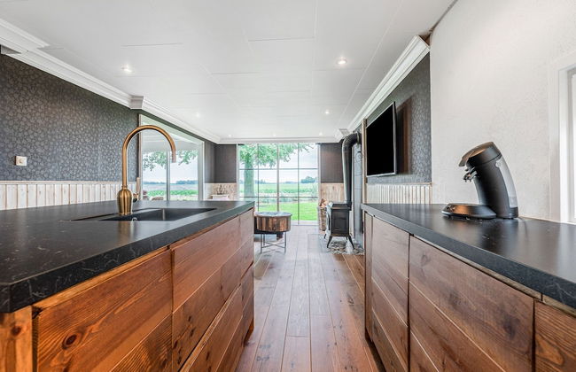 Fantastic Chalet Near Open Waterways, hot tub - Photo 13