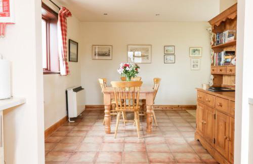 Courtyard Cottage - Photo 7