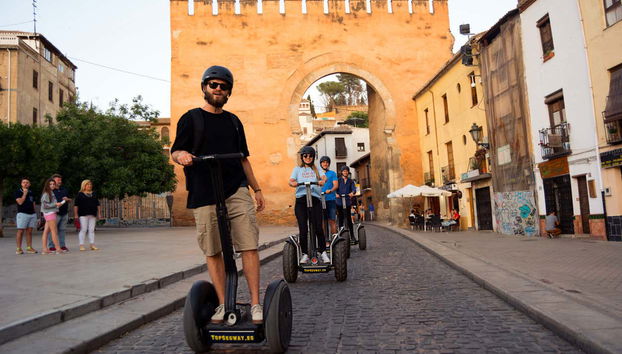 Percorrendo il centro di Granada in segwai