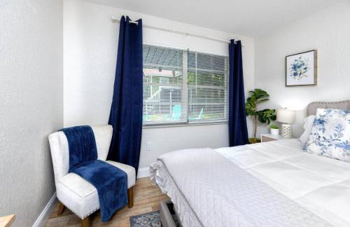 1 Block to Downtown - 7 min to beach - King bed & Free parking - Foto 21