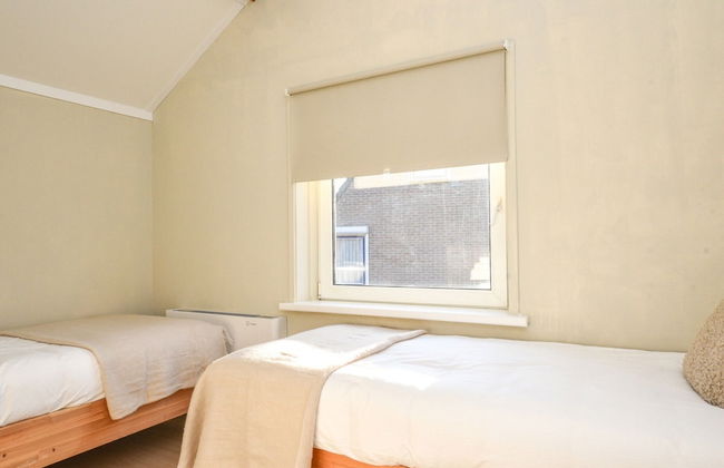 Holiday Home in Vrouwenpolder Near Beach - Photo 2