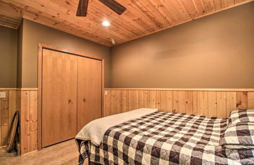 Cabin with Fire Pit and Movie Room, 1 Mi to Lake - Foto 29