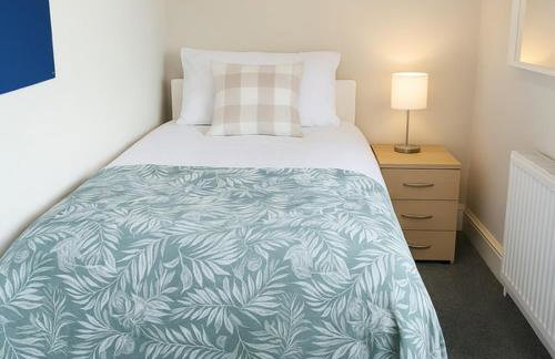 Bright 2-Bed Top Floor Flat, Full Kitchen, Parking - Foto 11