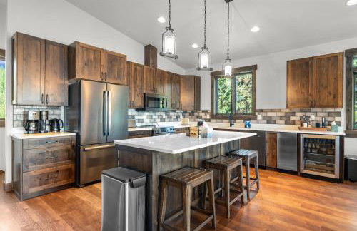 Snowghost Den-Luxury Ski In Ski Out Home Sleeps 9 with 3 Bedrooms 2 and a half Bathrooms and Private Hot Tub - Foto 34