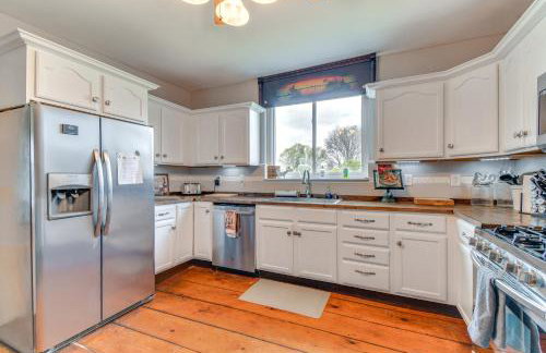 Lakefront Cayuga Retreat with Private Deck and Hot Tub - Foto 12