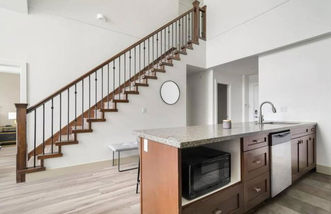 Lakeview Splendor 7BR Penthouse Bliss - Photo 11