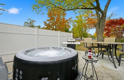 New Lakefront Getaway Private Hot Tub Min to DMC - Foto 43