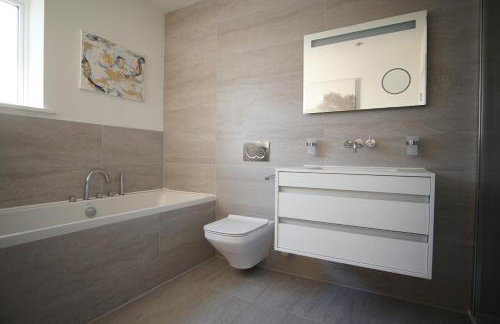 Stunning 4 Bedroom Home with Wild Spa, Gym & Hot Tub - Foto 20