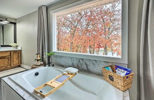 Lakefront Rogers Getaway with Hot Tub and Deck! - Foto 15