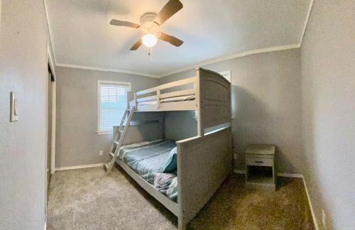 Cedar creek lake front home with Gorgeous Sunset - Foto 9