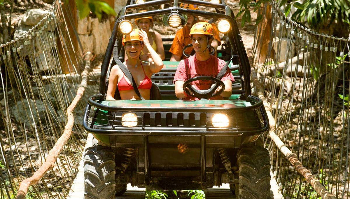 Percorrendo o parque Xplor de carro anfíbio