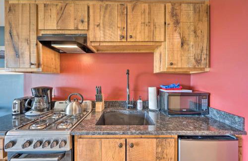 Slopeside Burke Mountain Condo with Fireplace! - Foto 9