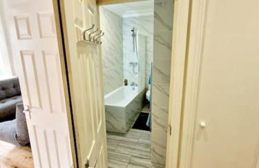 Charming Home with Private Balcony, on 1st floor, with 2 Bathrooms, 3 min walk to Earl's Court Station - Photo 24