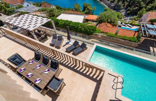 Villa Kadena - Luxury Seaside Villa with Private Heated Pool - Photo 4