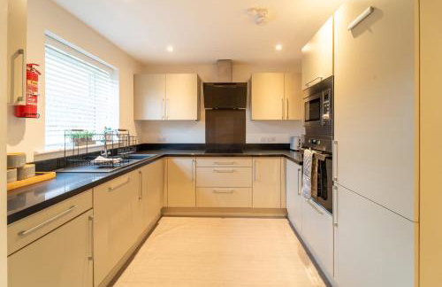 4 Bed House - Cheltenham & Gloucester - Sleeps 8 - Foto 4