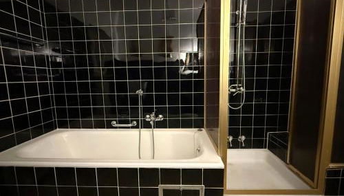 Lautertal Panorama-Suite - Kingsize-Bett & Badewanne & Dusche - Raucherbereich vor überdachten Terrasse - Rosengarten - Parkplätze 15m entfernt- Naturschutzgebiet vor Haustüre - sehr ruhige Gegend - Self-Checkin - 45qm2 - Foto 3, Shower