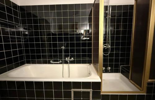 Lautertal Panorama-Suite - Kingsize-Bett & Badewanne & Dusche - Raucherbereich vor überdachten Terrasse - Rosengarten - Parkplätze 15m entfernt- Naturschutzgebiet vor Haustüre - sehr ruhige Gegend - Self-Checkin - 45qm2 - Foto 3