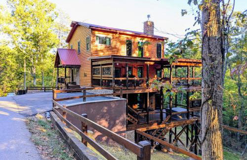 Luxe Cabin with Game Room, Hot Tub & Firepit - Foto 10
