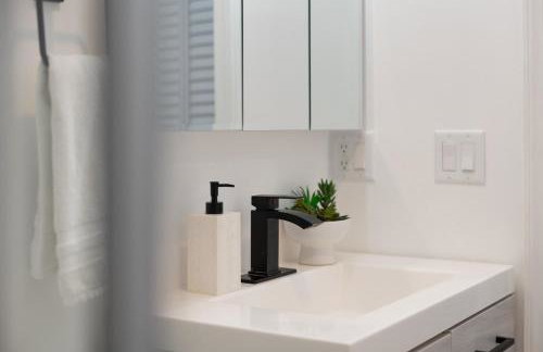 Modern Condo with Private Porch, Mins to NYC - Foto 19