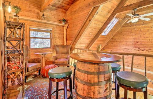 Luxe Dog-Friendly Cabin with Hot Tub and Game Room - Foto 21