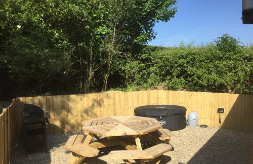 Romantic Getaway Luxury Wooden Cabin With Private Hot Tub and BBQ - Foto 6