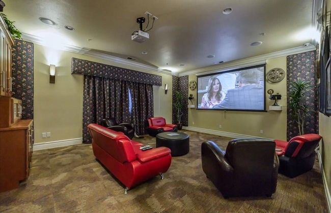 2BR Getaway Pool Gym Basketball Court Theater Access - Photo 29