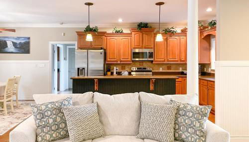 Exquisite home with pool, enclosed yard, fireplace, central AC, & washer/dryer - Foto 5