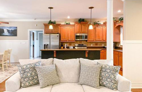 Exquisite home with pool, enclosed yard, fireplace, central AC, & washer/dryer - Foto 5