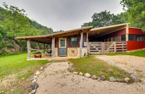 Rural and Horse-Friendly Cabin about 24 Mi to Bandera! - Foto 20