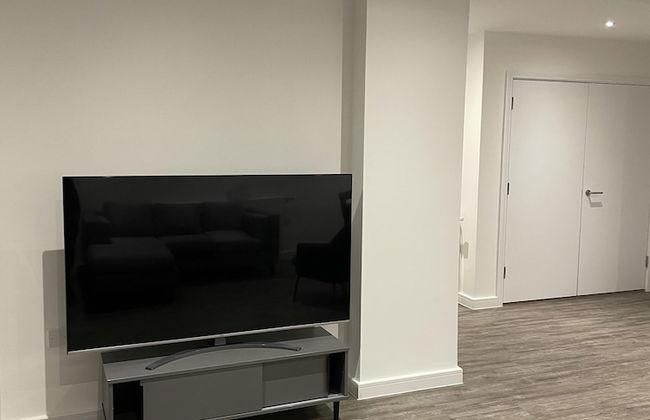 2 Bedroom Luxury Apartment in Barking - Photo 11