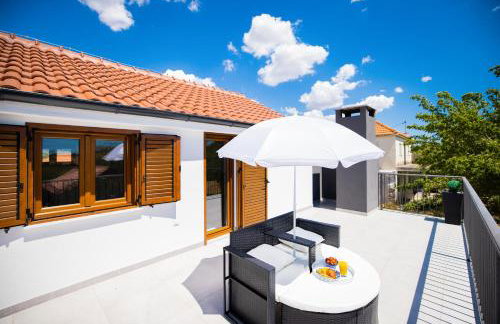 Villa Pietra- Modern rustic poolside oasis - Photo 33