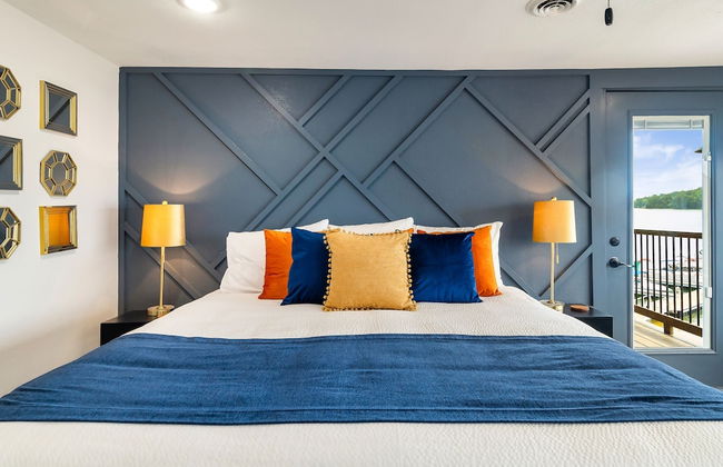 Luxury Lakehouse - Photo 16