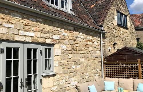 STABLES Stylish comfortable peaceful cottage with parking and outdoor space - Photo 1