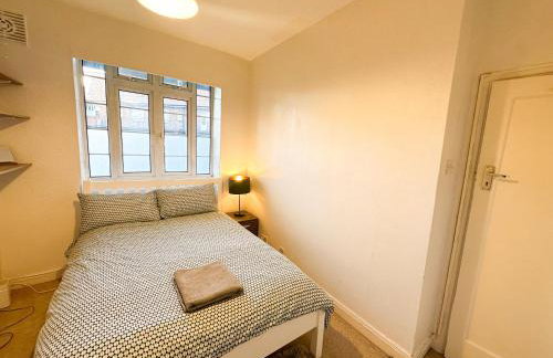 2 Bed Flat - short walk from Brent Cross Station - Photo 5