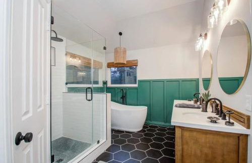 Luxury Mansion Dream Home - 6 Bed Pool Grill - Photo 20