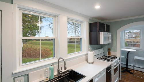 Fish & Ships on River Steps to Ocean, Blvd, Park - Photo 5, stove, dishwasher, pet friendly, toaster