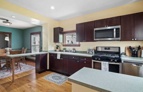 Entire Duplex w Historic District and Sleeps 12 - Foto 16