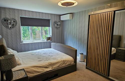 Stunning 4 bed house with huge garden and parking - Foto 30