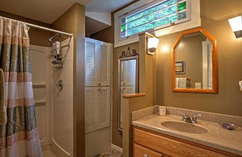 Harbert Cottage with Fire Pit Half Mile to Beach! - Foto 30