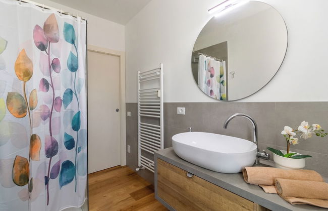 Charming Home - Photo 24