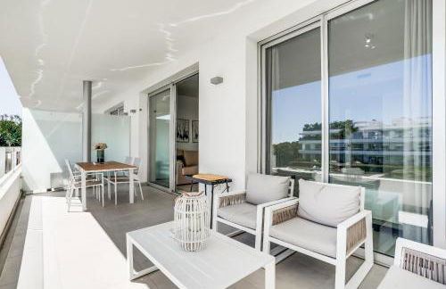 Bel Air Estepona - Modern 2BR Apartment With Terrace, Pool and Close To The Beach - Photo 15