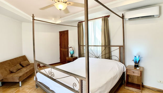 Villa Arenas: Private Pool & Easy Beach Access in Jaco by RedAwning - Foto 4, Habitación