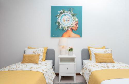 Sunny Cozy Flat w/ Terrace - São João - Foto 3