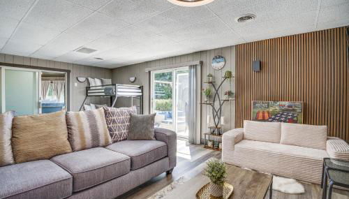 9 Mi to Shore Home with Hot Tub in Howards Grove! - Foto 4