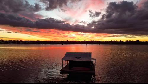 The Burrow-a floating cabin - Photo 2