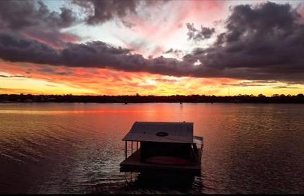 The Burrow-a floating cabin - Photo 2