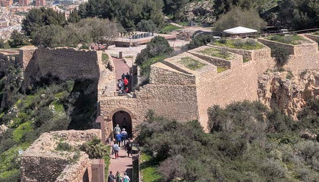 Entrada al Castillo de Lorca - Foto 5, Corredor cubierto y torre Alfonsina